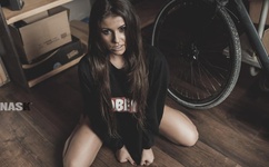 三个男人搞一个女人不能走的句子